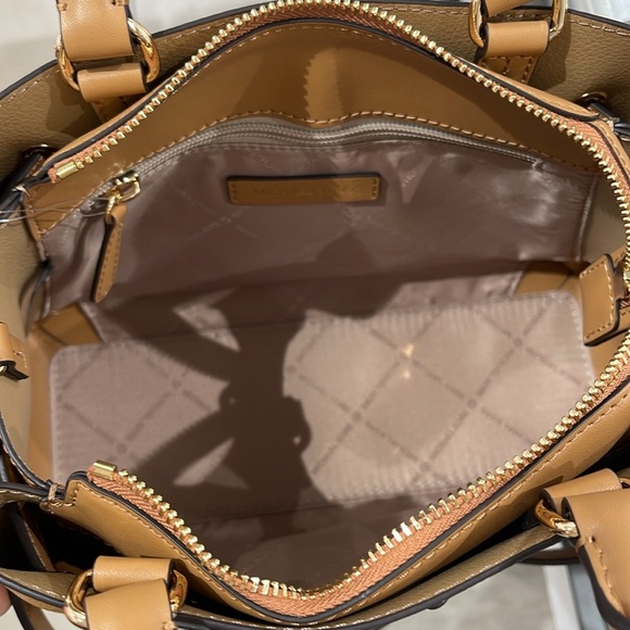 Michael Kors Reed Small Satchel Crossbody Center Zip Bag
Color: Deer
NWT - Picture 7 of 16